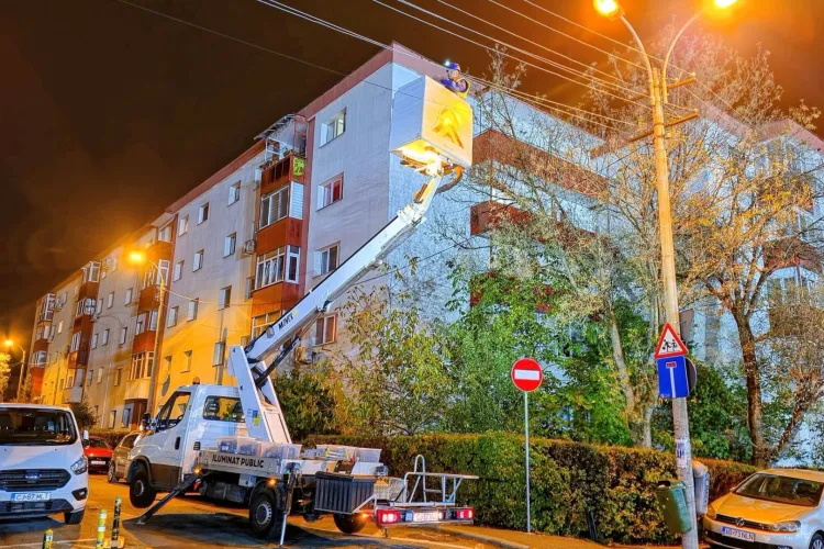 Lămpi stinse, lumini care pâlpâie sau stâlpi deteriorați în Cluj? Unde pot clujenii să semnaleze problemele pentru a fi remediate instant
