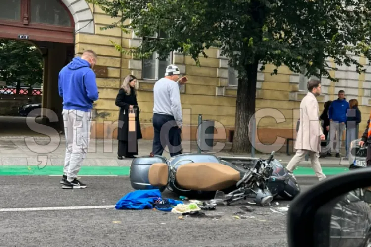 Motociclist spulberat în centrul Clujului, după ce un pasager dintr-o mașină aflată în coloană a deschis portiera. A fost proiectat în alte două mașini