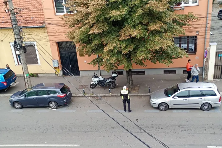 Razie de dimineață în Cluj! Polițiștii locali au început să ridice mașinile parcate ilegal pe o stradă din municipiu