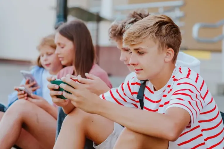 Lovitură pentru rețelele sociale! Copiii sub 13 ani ar putea să nu mai aibă acces în UE. Bruxelles-ul pregătește aplicația care verifică vârsta
