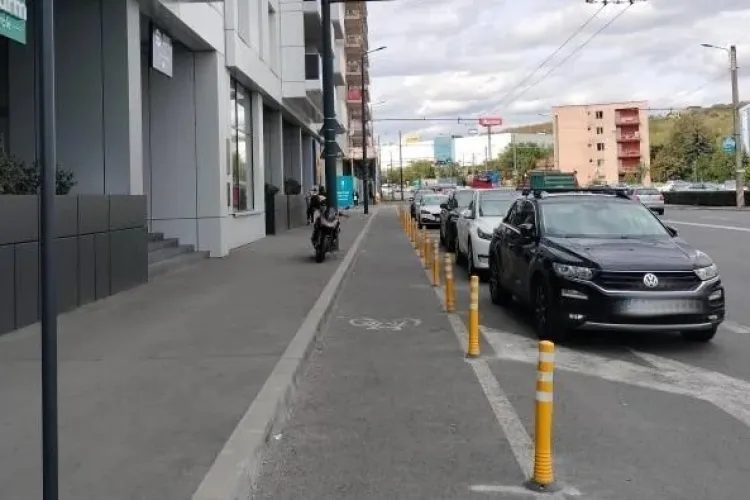 Clujenii au cerut, stâlpișorii au apărut! Măsură luată în zona Fabricii pentru șoferii care ocupau pista: „Mai trebuie un rând”