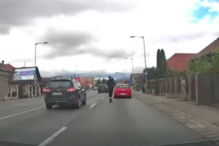 VIDEO. Scene periculoase în Florești. Doi tineri pe o trotinetă, prin traficul aglomerat. Mașinile trec la câțiva centimetri de ei