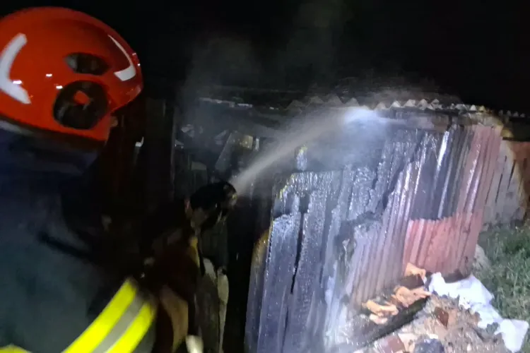 Incendiu în toiul nopții, în Cluj! Pompierii s-au luptat cu flăcările pentru a evita ca focul să se extindă