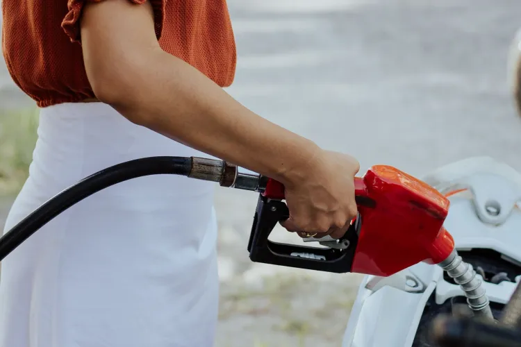 Benzina s-a scumpit din nou și a trecut de 10 lei! Ce prețurile sunt afișate la marile lanțuri de benzinării din țară