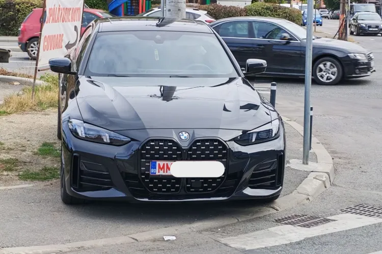 BMW-ul a decis că trotuarul e parcare privată! Pietonii din Cluj, obligați să facă slalom până la trecere într-o intersecție din municipiu