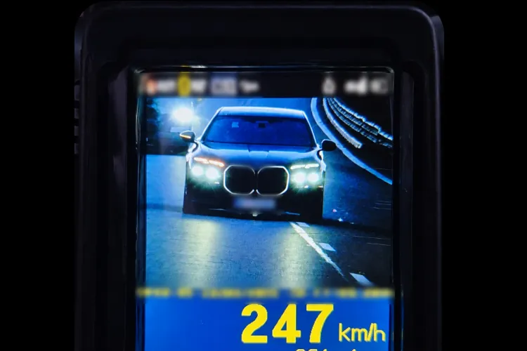 Record de nebun: Șofer prins cu BMW-ul cu 247 km/h pe Autostrada A3. La volanul bolidului de lux s-a crezut zeu. Polițiștii clujeni l-au readus pe pământ!