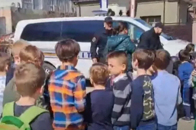 Școlile din România, luate la control! Polițiștii au făcut „RAZII” și au mers printre elevi pentru a preveni violența și consumul de stupefiante