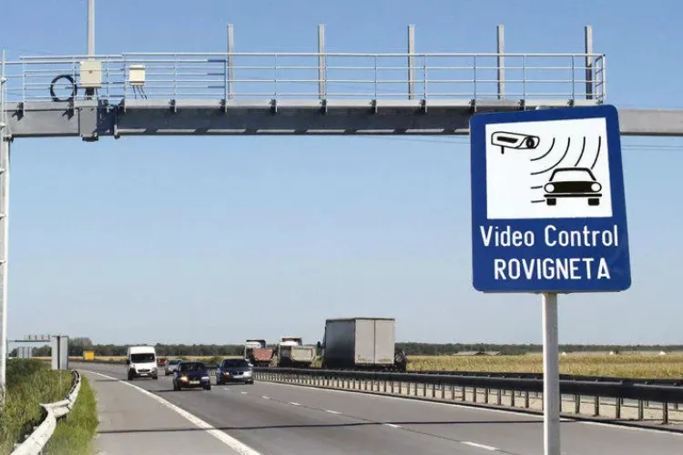 Rovinieta se schimbă radical de la 1 octombrie. Șoferii cu mașini mai vechi vor scoate mai mulți bani din buzunar. Care este noul preț
