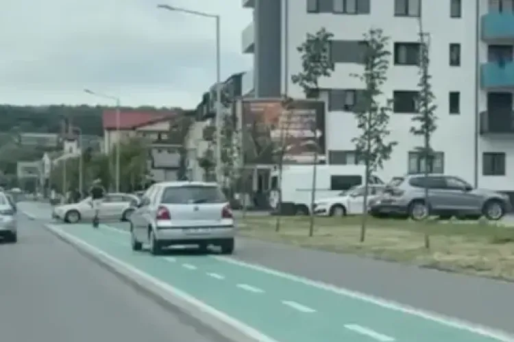 Pista de biciclete din Cluj-Napoca, transformată în parcare! Bicicliștii sunt obligați să intre printre mașini 