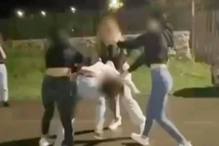 Doamne ferește! Trei adolescente au bătut cu bestialitate o fată de 15 ani pentru un trend pe TikTok: Victima a fost filmată și postată pe internet