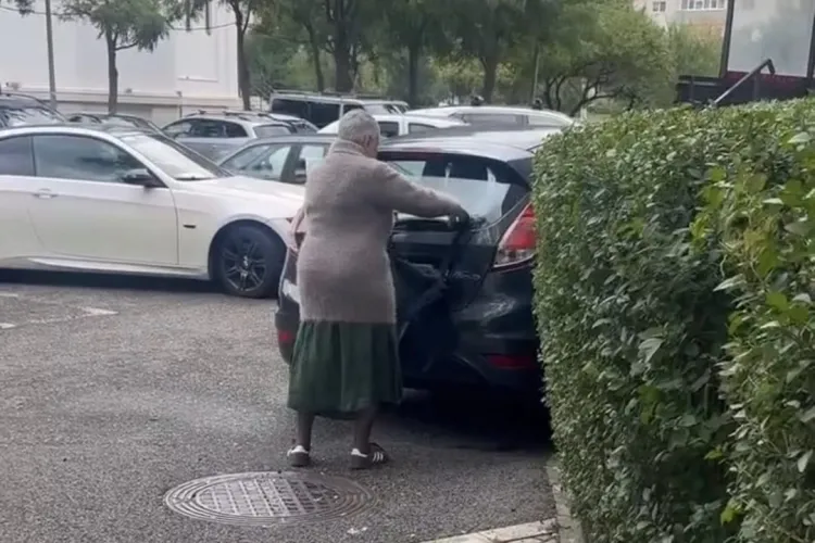 VIDEO. A confundat ștergătorul cu un cuier! O femeie din Cluj și-a pus poșeta pe luneta unei mașini și și-a aranjat hainele