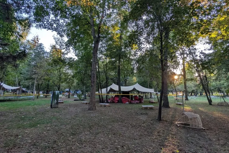 „Standard dublu?” Un clujean spune că nu a putut sta la mesele montate pentru un festival: „De vineri voi putea, pentru că voi putea și cumpăra ceva”