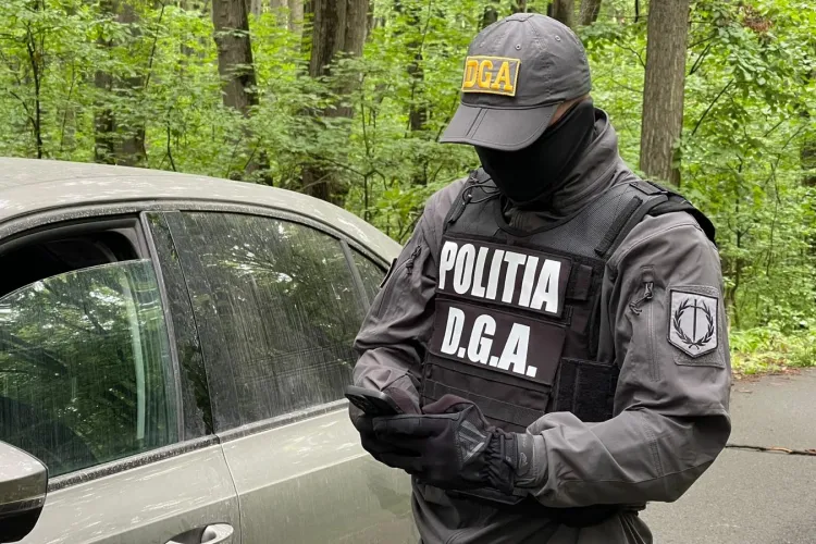 Șofer prins cu lemne, fără acte, a încercat să „rezolve” problema cu 2.000 de lei. Polițiștii i-au pregătit însă o surpriză