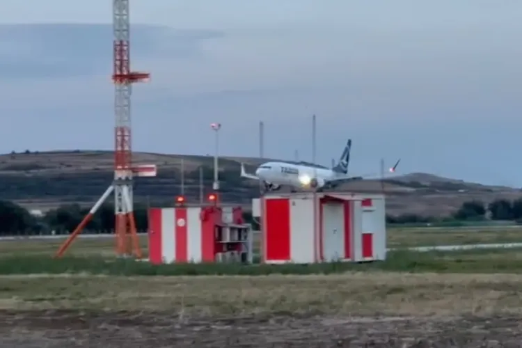 VIDEO. „Mircea Lucescu” a aterizat pentru prima dată la Cluj. Cum arată cel mai nou Boeing al TAROM care poartă numele legendarului antrenor român