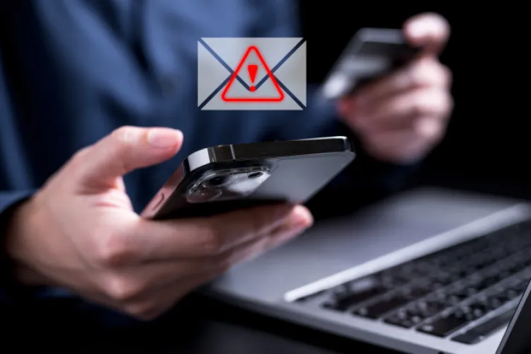 ALERTĂ pentru șoferi! O nouă înșelătorie circulă prin SMS: „Ai fost prins cu viteză”. Mesajul care te poate lăsa fără bani în cont