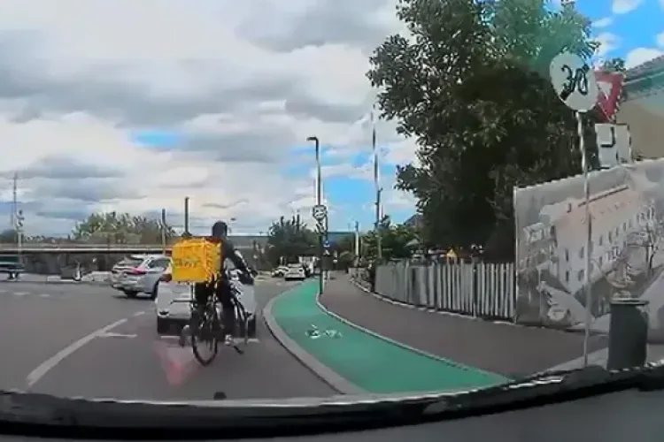 Pericol pentru bicicliști pe o stradă din Cluj-Napoca! Pista îngustă este grav deteriorată, iar camioanele trec la câțiva metri