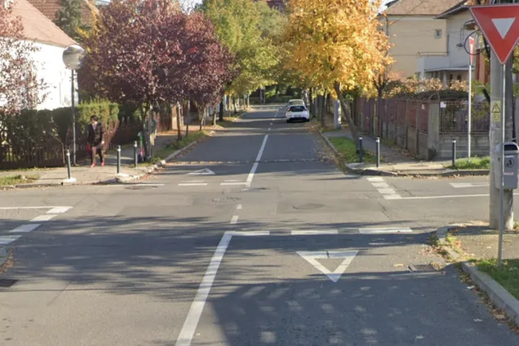 Intersecția din Cluj-Napoca unde pietonii riscă la fiecare traversare! Nicio trecere marcată, trafic intens la orele de vârf. Un clujean a cerut ajutor