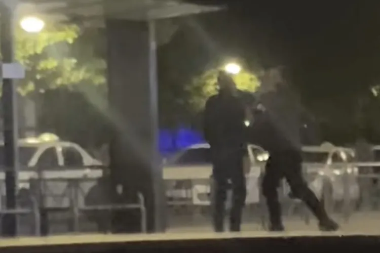 Poliția s-a autosesizat după bătaia din Piața Gării din Cluj: imaginile publicate de Știri de Cluj au declanșat cercetările. Ce au transmis polițiștii