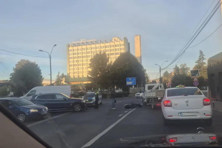 Accident azi-dimineață în apropierea Grand Hotel Cluj! O motocicletă a fost lovită de un BMW, iar traficul s-a dat peste cap în zonă