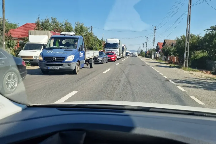 Cozi uriașe în județul Cluj! Coloana se întinde pe kilometri: „Pregătiți-vă psihic sau căutați alte rute”