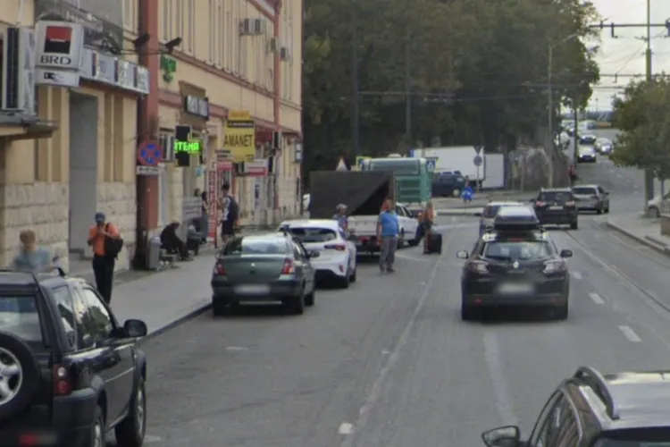 Haos zilnic în Piața Gării din Cluj-Napoca! Mașinile parcate pe banda de virare îi scot din minți pe șoferi: „Schimbați semnalizarea benzilor!”