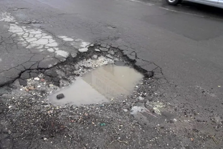 Un clujean vrea să-și renoveze casa, dar are o mare problemă în fața porții: „Când plouă, apa murdară ajunge până sus”