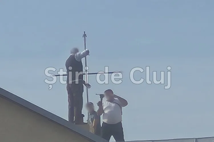 EXCLUSIV Imagini care taie răsuflarea: patru muncitori s-au urcat pe acoperișul unei mănăstiri din Cluj fără cască și echipament de protecție