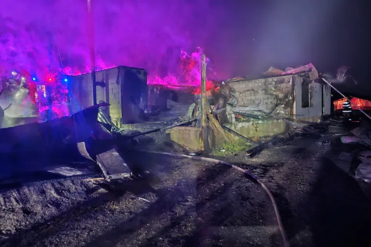 Tragedie cumplită pentru o familie de clujeni! Au pierdut în incendiu agoniseala de-o viață: Casa, mașina, distruse de foc. Totul de la coșul de fum