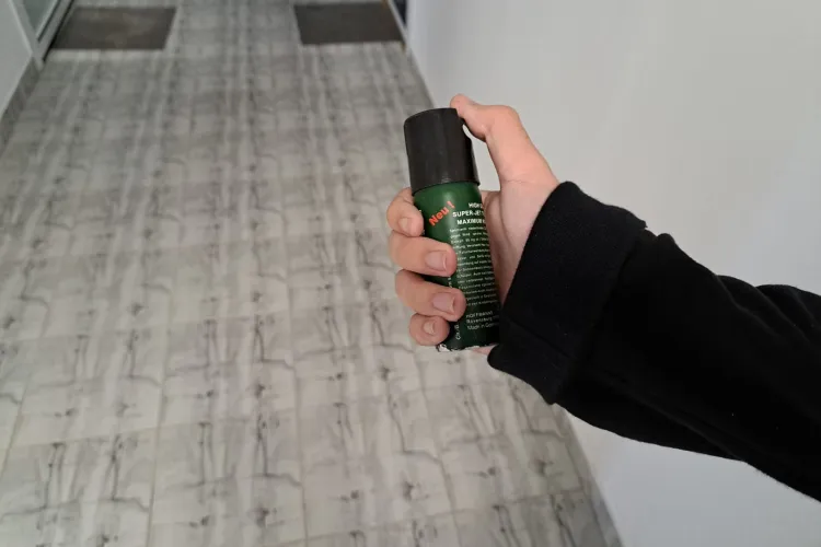 Un agent de pază clujean a dat cu spray lacrimogen pe un bărbat într-o piață! Cel care i-a cerut să se oprească a primit și el un pumn în cap 