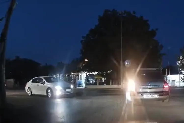 VIDEO. Imagini incredibile cu un accident LIVE! Motociclist aruncat în aer peste o mașină, în urma unui impact violent. Imagini cu impact emoțional