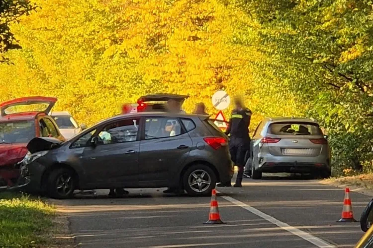 Impact violent în Cluj: două autoturisme s-au făcut praf într-un impact frontal, iar traficul a fost dat peste cap în zonă