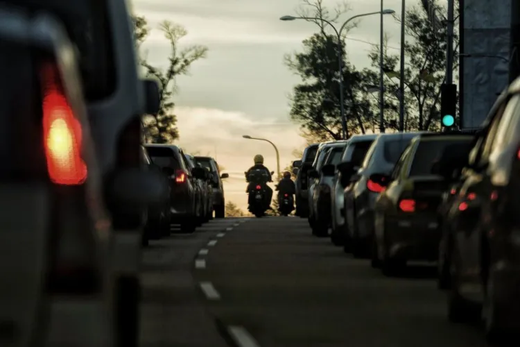 Motocicliștii primesc noi drepturi în trafic: Vor putea înainta printre mașinile oprite și vor putea circula pe benzile rezervate autobuzelor