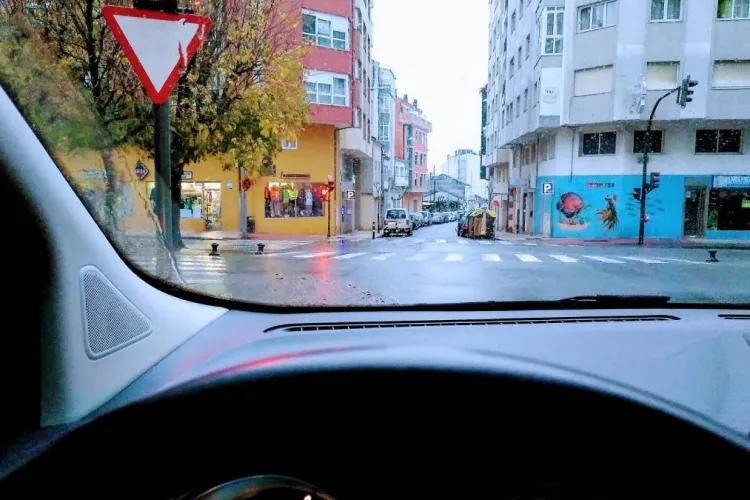 Intersecție cu probleme în Cluj-Napoca. Accidente evitate în ultimul moment. Șoferii cer montarea unor semne clare de circulație
