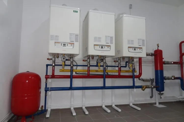 Condiții mai bune pentru elevii clujeni. O centrală termică nouă a fost instalată la școala din Așchileu Mare, înainte de venirea frigului