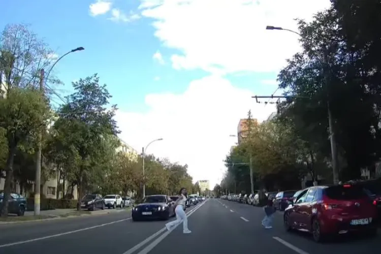  VIDEO. Moment șocant în Cluj-Napoca! Două tinere traversează neregulamentar și sunt la un pas să fie spulberate de o mașină