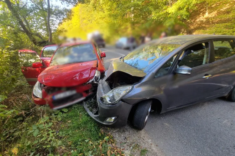 Impact în lanț pe un drum din Cluj: trei mașini s-au ciocnit după ce un autoturism a fost proiectat pe sensul opus. Trei persoane, rănite