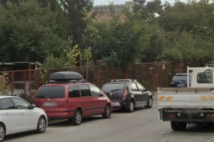Trotuarul pe care clujenii nu mai pot merge: Mașini parcate ilegal constant în fața unui bloc, deși se ridică. Pietonii cu copii ajung să meargă pe drum
