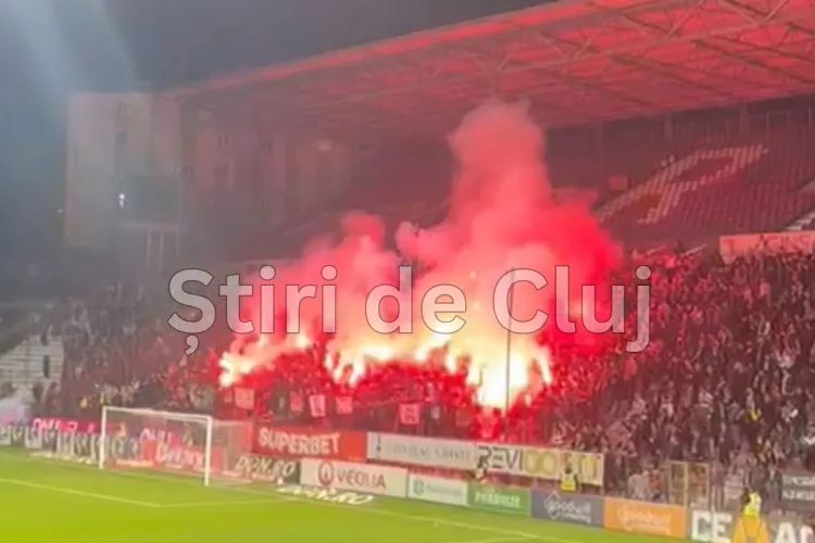 VIDEO. Show pirotehnic la derby-ul Clujului: fanii Universității au aprins torțele în peluză, iar un nor de fum s-a ridicat deasupra stadionului
