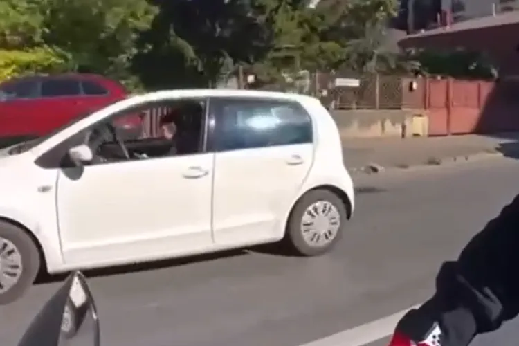 VIDEO. Așa se produc accidentele în Cluj-Napoca. Șoferiță surprinsă tastând pe telefon la volan