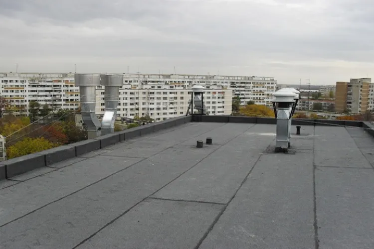 Apartament proaspăt renovat, probleme fără sfârșit! Două chiriașele din Cluj spun că au ajuns să se ocupe de inundații și acum de hidroizolația blocului