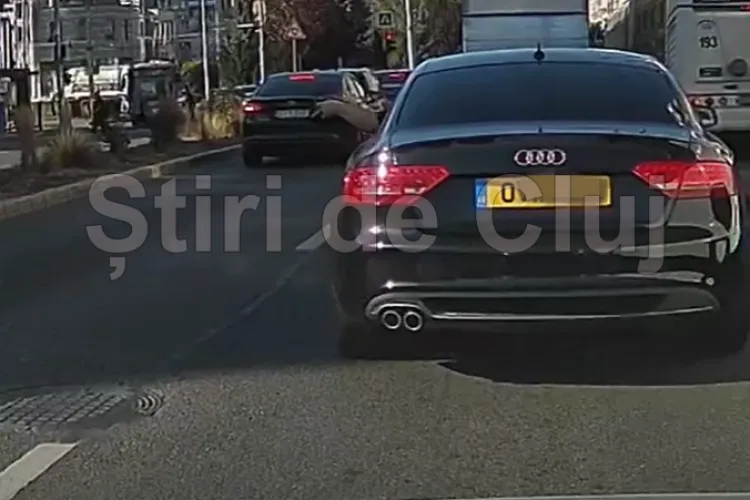 VIDEO. Cum să fii atât de nesimțit? Un șofer își aruncă pur și simplu gunoiul pe geamul mașinii, în Mărăști: „Oare așa face și la el în țară?”