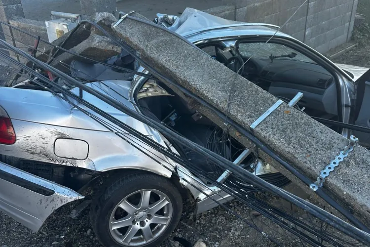 Trafic blocat în Cluj din cauza unui accident grav: Un bărbat a rămas încarcerat și este inconștient, iar un copil de 7 ani primește îngrijiri medicale