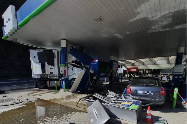 Pericol de explozie pe drumul Cluj-București, pe Valea Oltului! Un TIR a intrat într-o benzinărie OMV și a rupt o pompă de carburant. Zona, evacuată