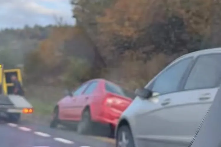 VIDEO. Dimineață cu două accidente pe același drum spre Cluj-Napoca! Un autoturism a ajuns în șanț, iar altul s-a răsturnat