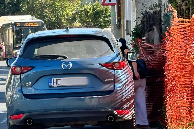„Parcarea perfectă” din Cluj care a blocat tot trotuarul! Pietonii, nevoiți să se strecoare printre mașină și gard