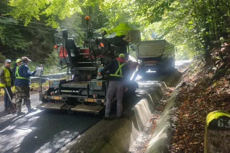Vești pentru cei care urcă spre Padiș! Utilaje pe drumul spectaculos din Apuseni. Ce lucrări face Consiliul Județean Cluj pe aproape 20 de km din DJ 108C