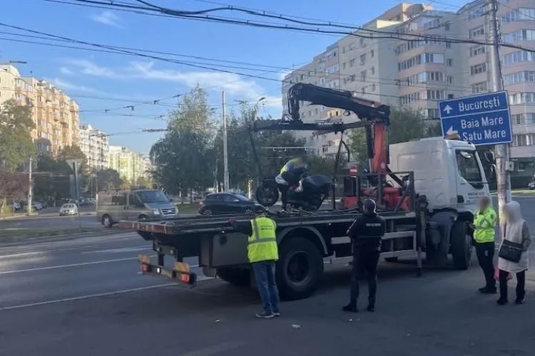 Nici scuterele nu mai scapă în Cluj! Unul a fost ridicat de pe trotuar cu autospeciala pentru mașini parcate ilegal: „Oare cu ce încurca? Serios întreb”