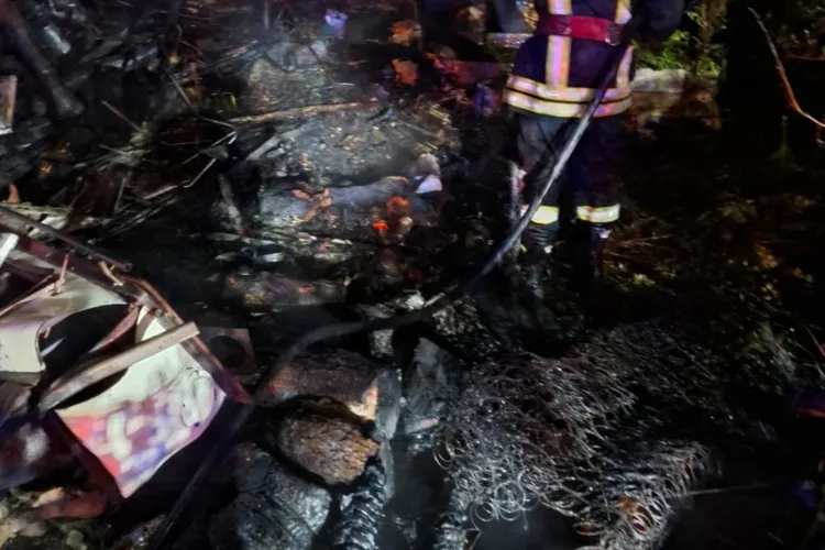 Incendiu la primele ore ale dimineții într-o gospodărie din Cluj! O bucătărie de vară a ars complet, iar flăcările erau la un pas să ajungă la casă 