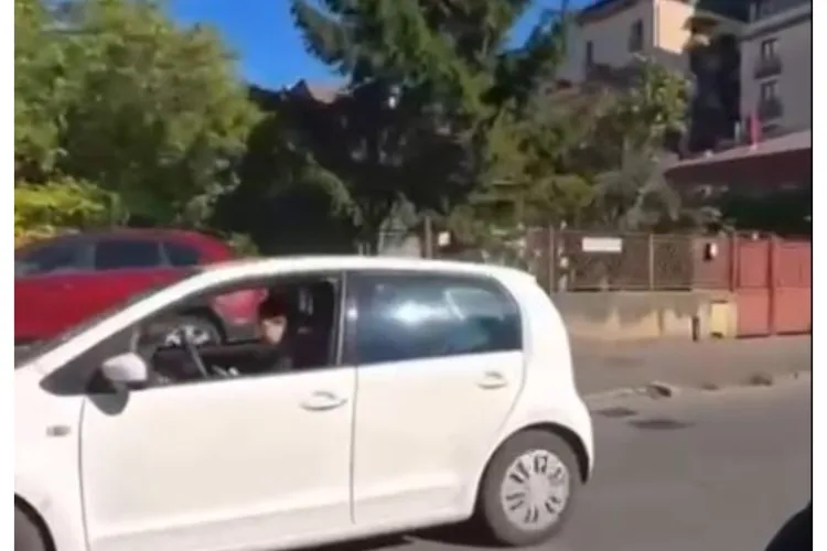 VIDEO. Așa se produc accidentele în Cluj-Napoca. Șoferiță surprinsă tastând pe telefon la volan