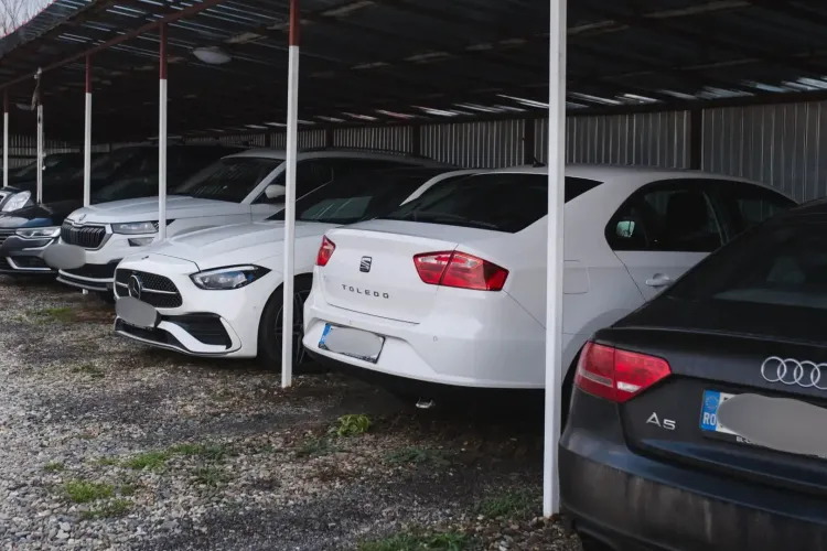 Clujenii cer camere de supraveghere într-o parcare de lângă Parcul Colina, după mai multe acte de vandalism: „Mașina mi-a fost lovită de două ori”